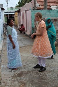 Chandra og Ruth Elise i gatene i Keranur